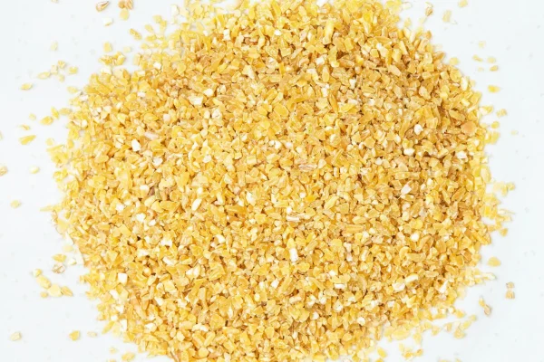 crushed-polished-wheat-grains-close-up-on-gray